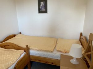 Kleines Schlafzimmer mit zwei getrennten Betten